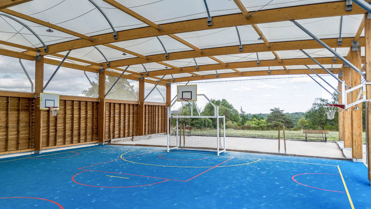 Construction d'un préau sportif multisport à Sarlat-la-Canéda en France.
