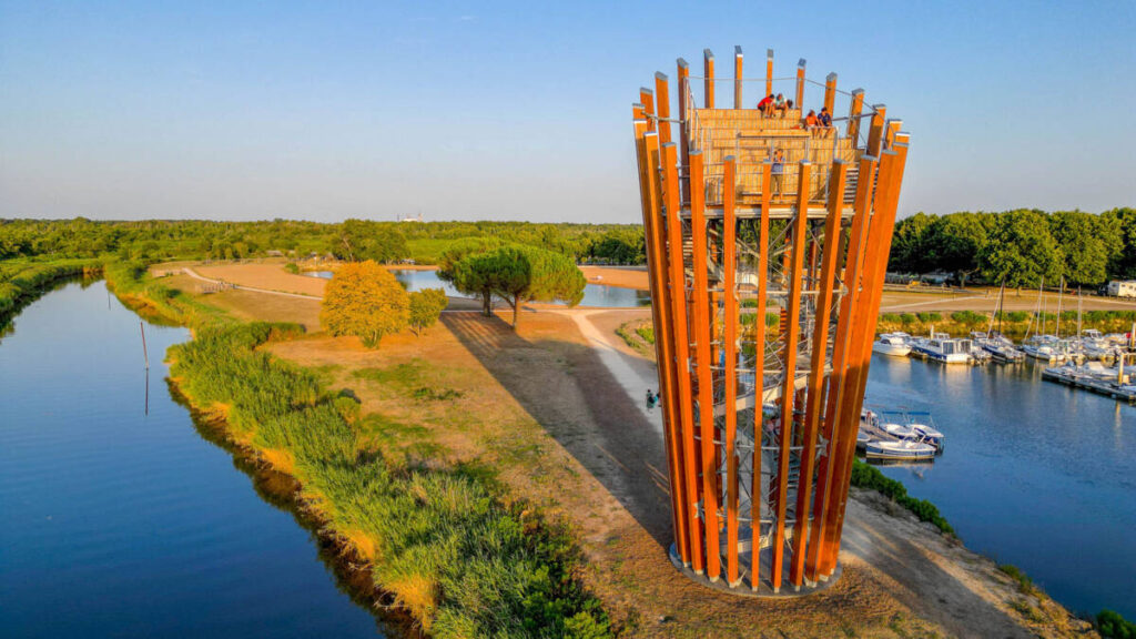 SMC2 a réalisé le Belvédère du Port du Teich, une structure bois et métal offrant une vue panoramique unique sur le Bassin d’Arcachon.