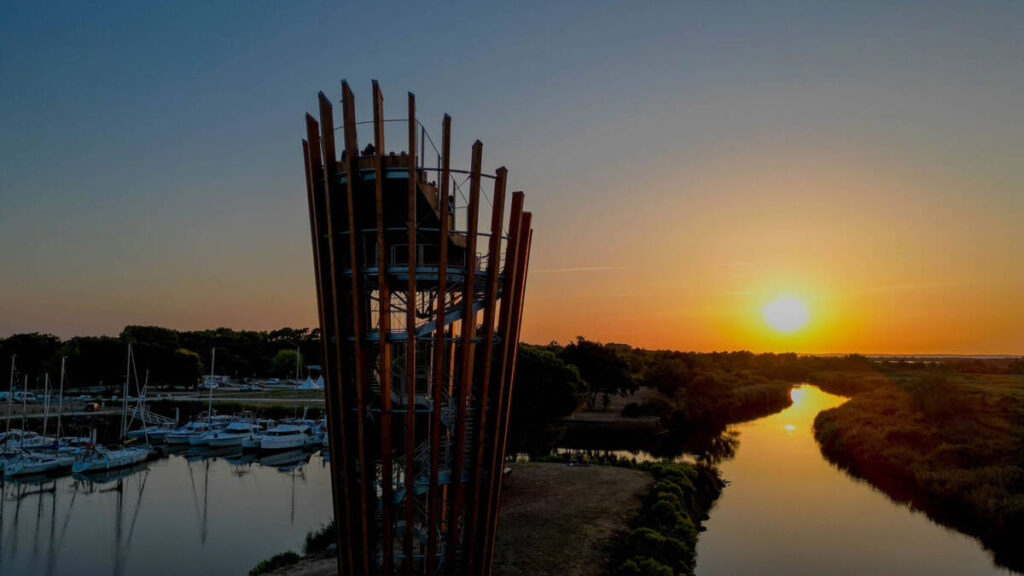 SMC2 a réalisé le Belvédère du Port du Teich, une structure bois et métal offrant une vue panoramique unique sur le Bassin d’Arcachon.