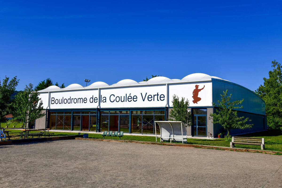 Boulodrome tempéré à Stiring-Wendel : 16 pistes, bardage acoustique bois, club house et équipements modernes pour la pratique de la pétanque.