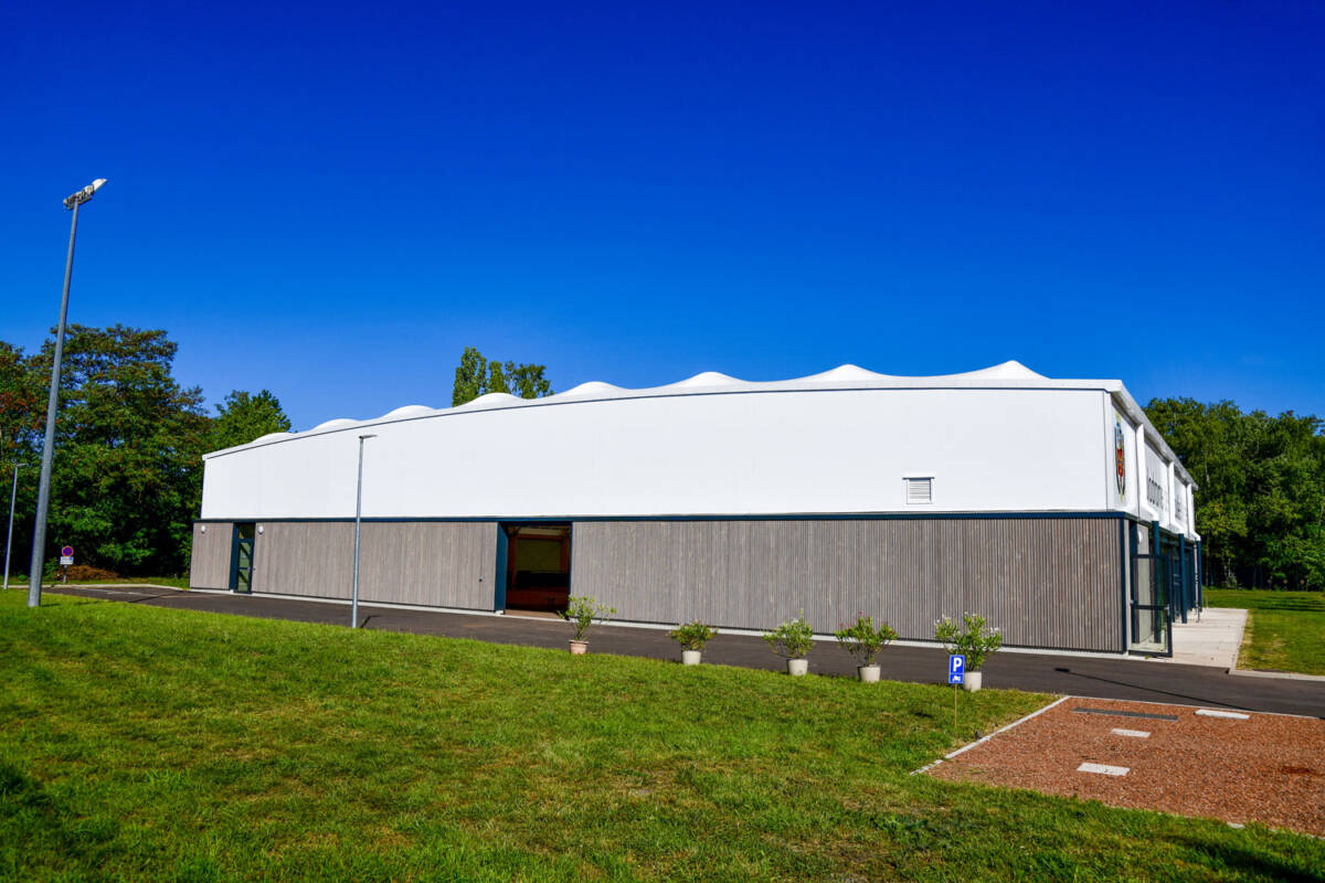 Boulodrome tempéré à Stiring-Wendel : 16 pistes, bardage acoustique bois, club house et équipements modernes pour la pratique de la pétanque.