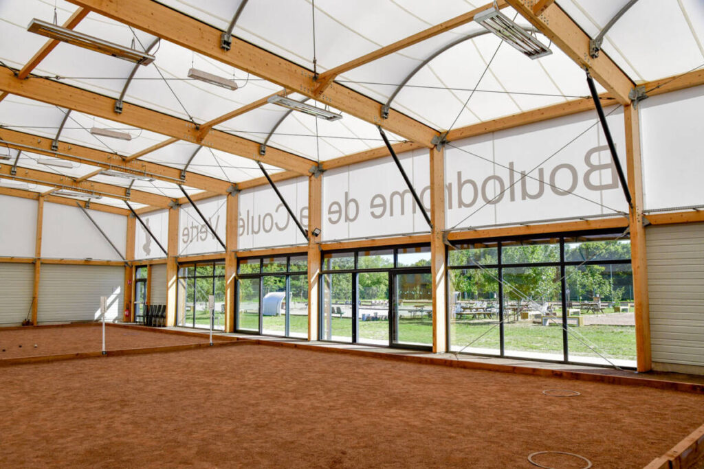 Boulodrome tempéré à Stiring-Wendel : 16 pistes, bardage acoustique bois, club house et équipements modernes pour la pratique de la pétanque.