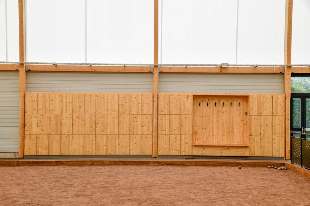 Boulodrome tempéré à Stiring-Wendel : 16 pistes, bardage acoustique bois, club house et équipements modernes pour la pratique de la pétanque.