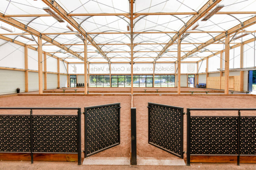 Boulodrome tempéré à Stiring-Wendel : 16 pistes, bardage acoustique bois, club house et équipements modernes pour la pratique de la pétanque.