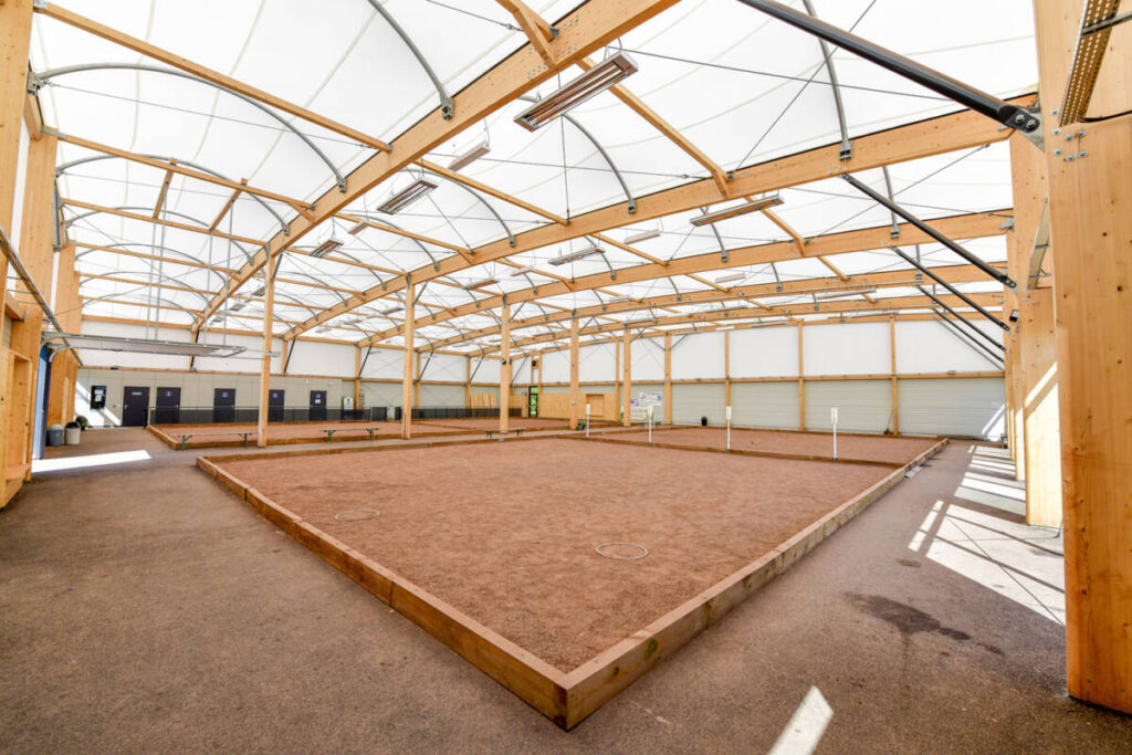 Boulodrome tempéré à Stiring-Wendel : 16 pistes, bardage acoustique bois, club house et équipements modernes pour la pratique de la pétanque.