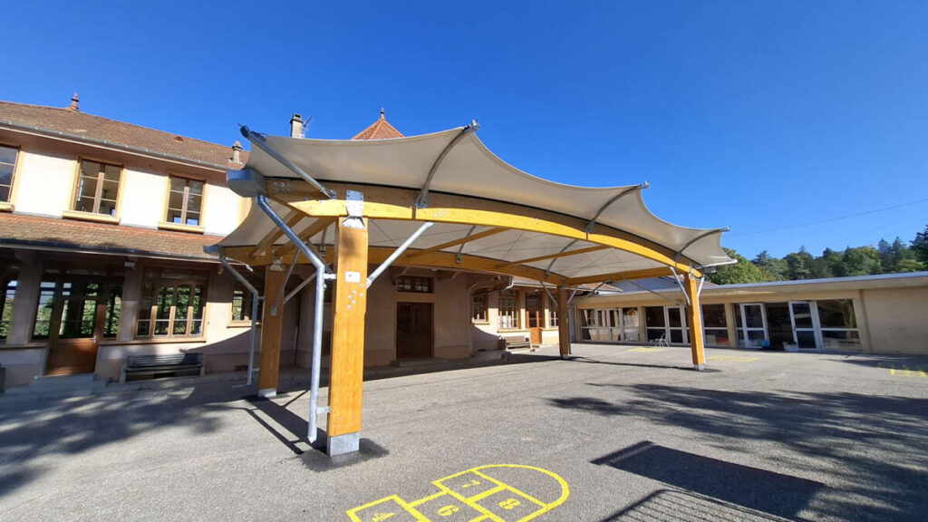 Construction de deux préaux scolaire à Aix-les-Bains conformes à la réglementation et adaptés aux enfants.
