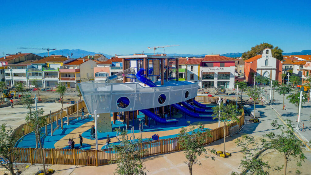 La Goélette au Barcarès : aire de jeux sur mesure inspirée de l’univers marin, avec structures ludiques, terrain inclusif et espace pour tous les âges.