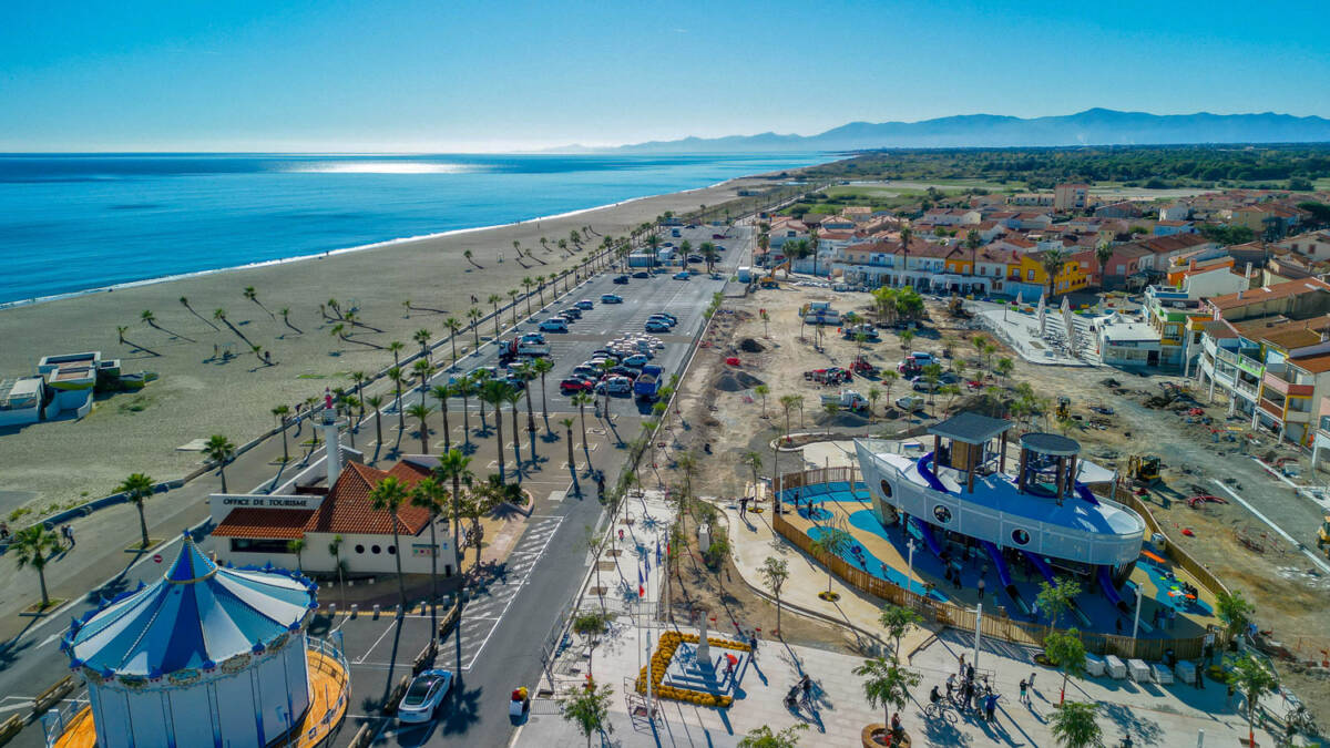 La Goélette au Barcarès : aire de jeux sur mesure inspirée de l’univers marin, avec structures ludiques, terrain inclusif et espace pour tous les âges.