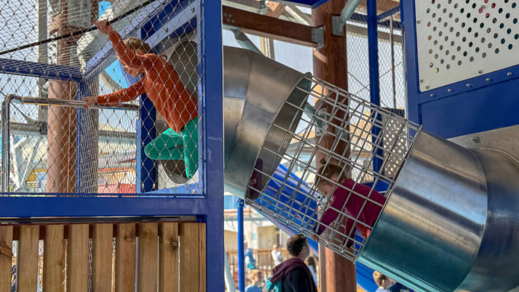 La Goélette au Barcarès : aire de jeux sur mesure inspirée de l’univers marin, avec structures ludiques, terrain inclusif et espace pour tous les âges.