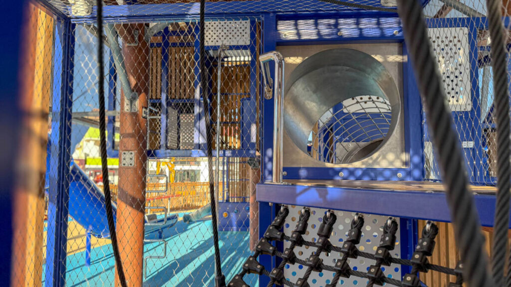 La Goélette au Barcarès : aire de jeux sur mesure inspirée de l’univers marin, avec structures ludiques, terrain inclusif et espace pour tous les âges.