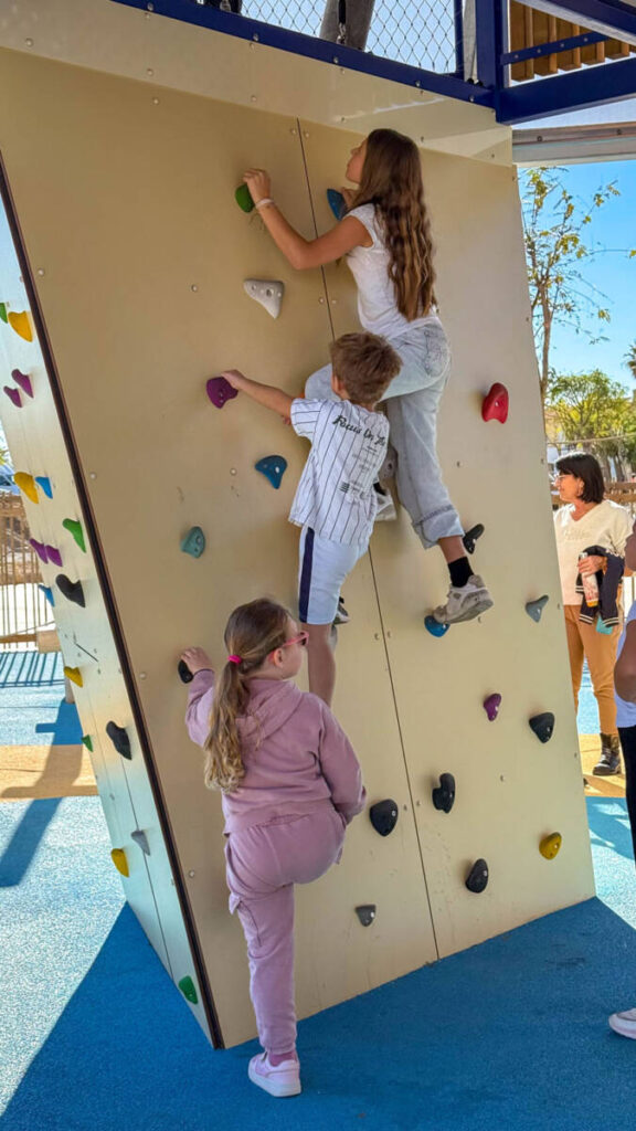 La Goélette au Barcarès : aire de jeux sur mesure inspirée de l’univers marin, avec structures ludiques, terrain inclusif et espace pour tous les âges.