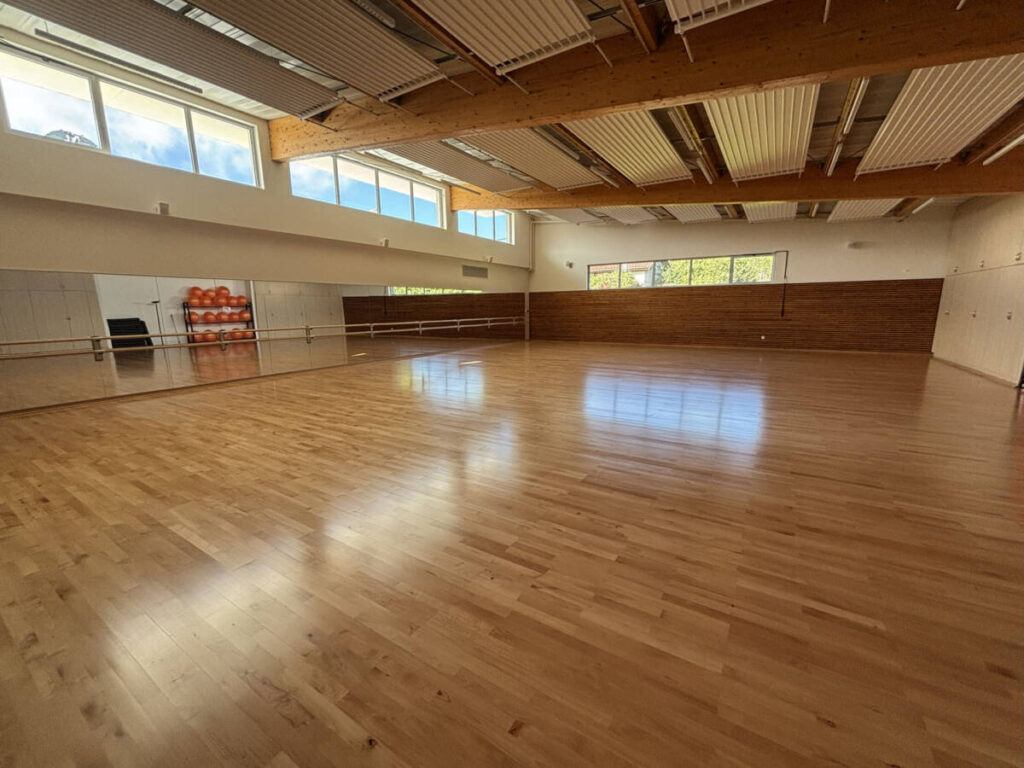Construction d’un complexe à Lucenay (Fr) : préau sportif en membrane textile et charpente bois et avec annexes.