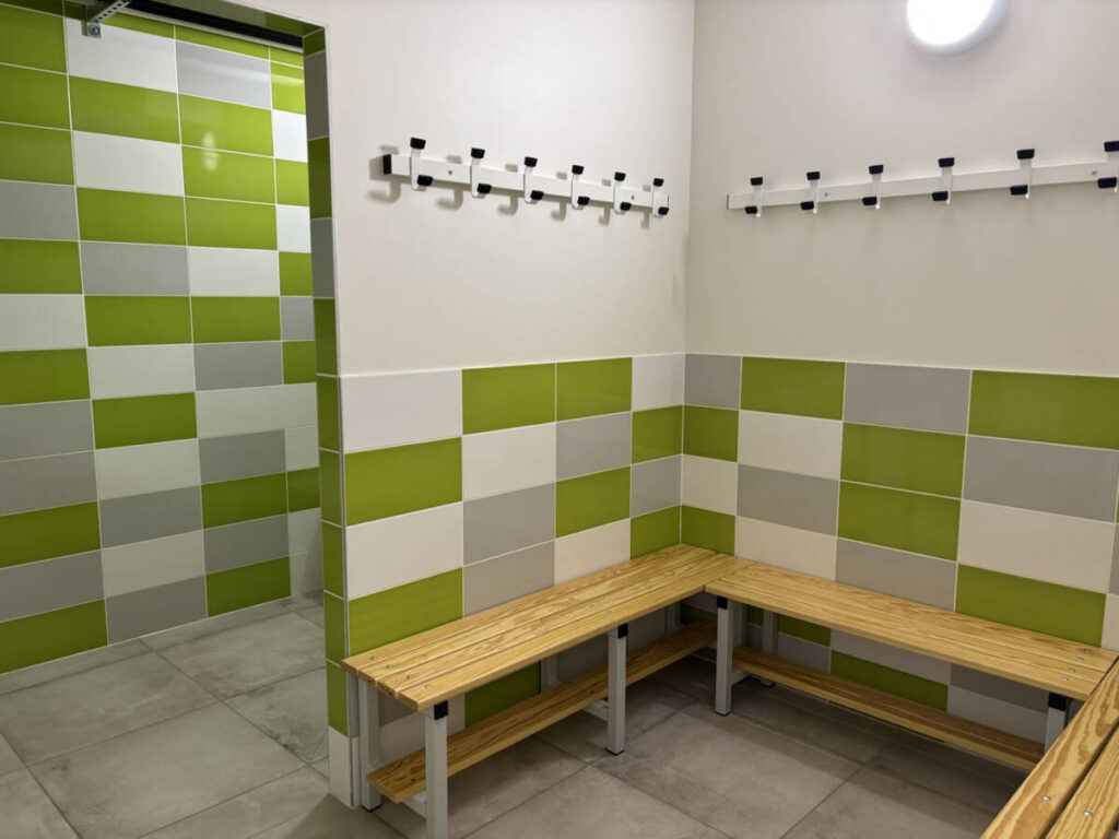 Construction d’un complexe à Lucenay (Fr) : préau sportif en membrane textile et charpente bois et avec annexes.