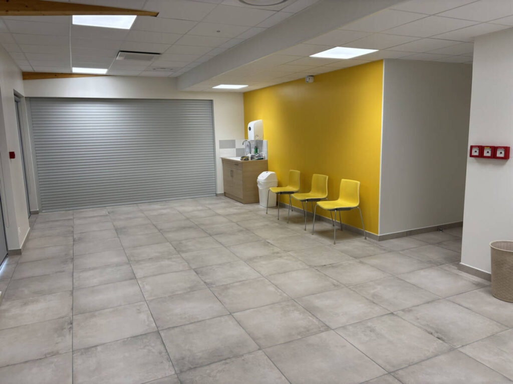 Construction d’un complexe à Lucenay (Fr) : préau sportif en membrane textile et charpente bois et avec annexes.