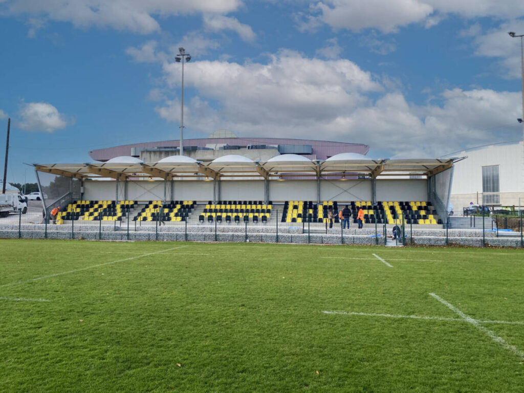 Construction d’une tribune semi-ouverte de 300 places à Fos-sur-Mer, alliant confort, esthétisme et accessibilité pour tous.