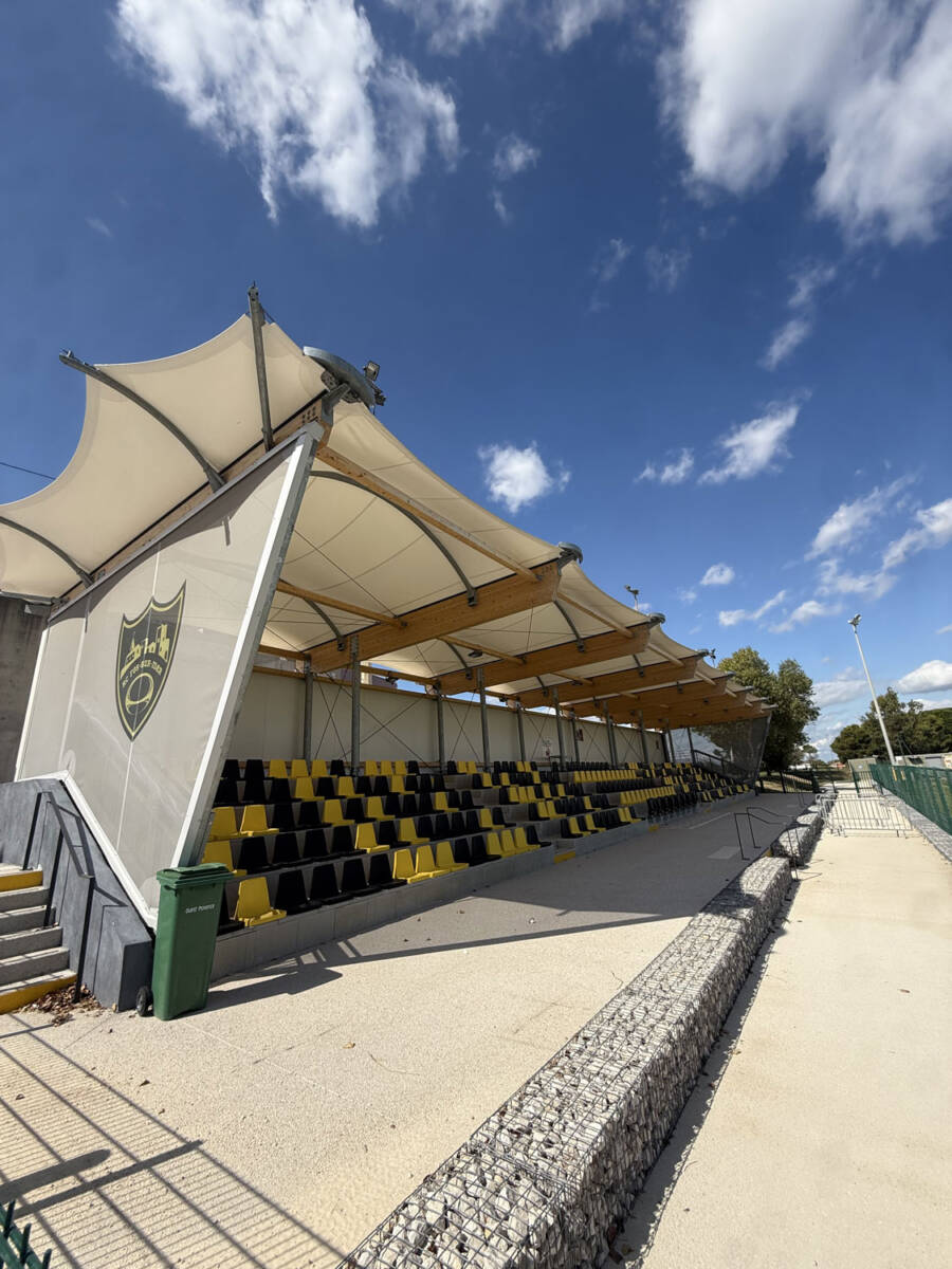 Construction d’une tribune semi-ouverte de 300 places à Fos-sur-Mer, alliant confort, esthétisme et accessibilité pour tous.