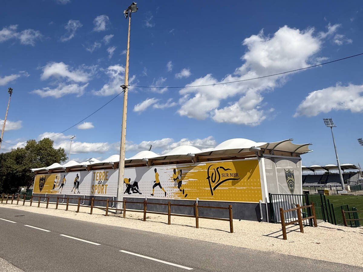 Construction d’une tribune semi-ouverte de 300 places à Fos-sur-Mer, alliant confort, esthétisme et accessibilité pour tous.