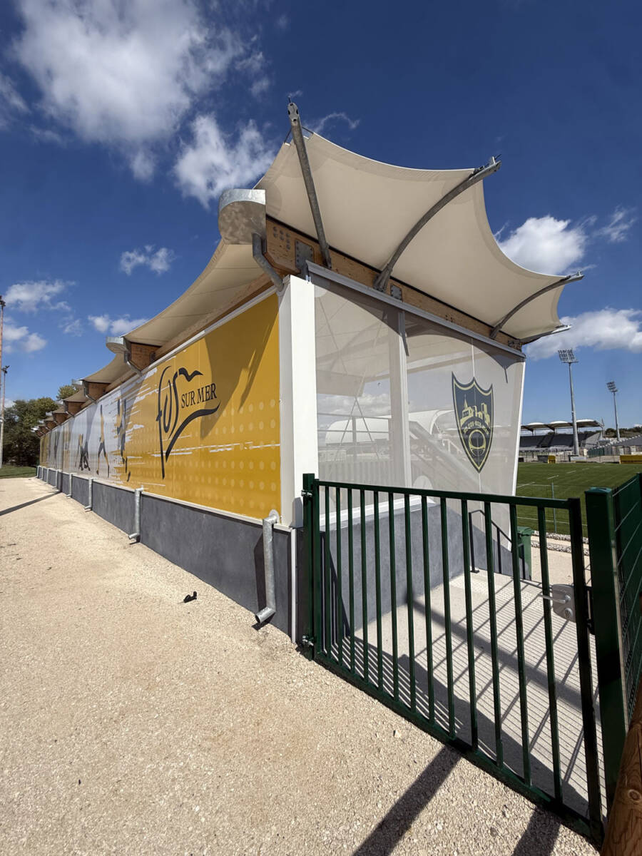 Construction d’une tribune semi-ouverte de 300 places à Fos-sur-Mer, alliant confort, esthétisme et accessibilité pour tous.