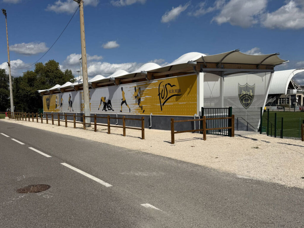 Construction d’une tribune semi-ouverte de 300 places à Fos-sur-Mer, alliant confort, esthétisme et accessibilité pour tous.
