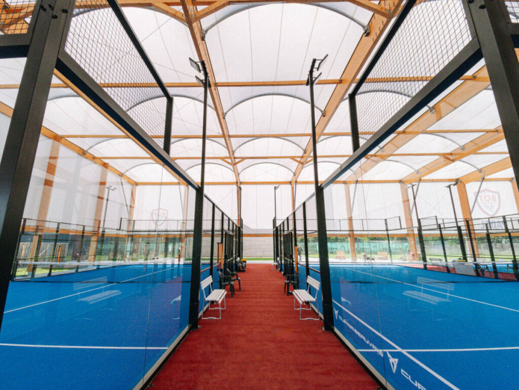 Construction d’un padel triple couvert performant et lumineux à Beauvais avec couverture en toile, charpente bois et acier galvanisé.