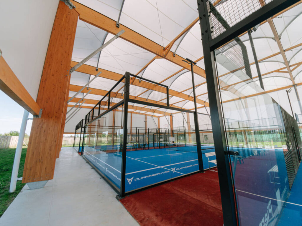 Construction d’un padel triple couvert performant et lumineux à Beauvais avec couverture en toile, charpente bois et acier galvanisé.