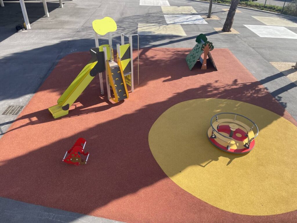 La ville de Rognac a aménagé un préau scolaire en toile tendue pour couvrir une aire de jeux, offrant aux enfants un espace protégé.