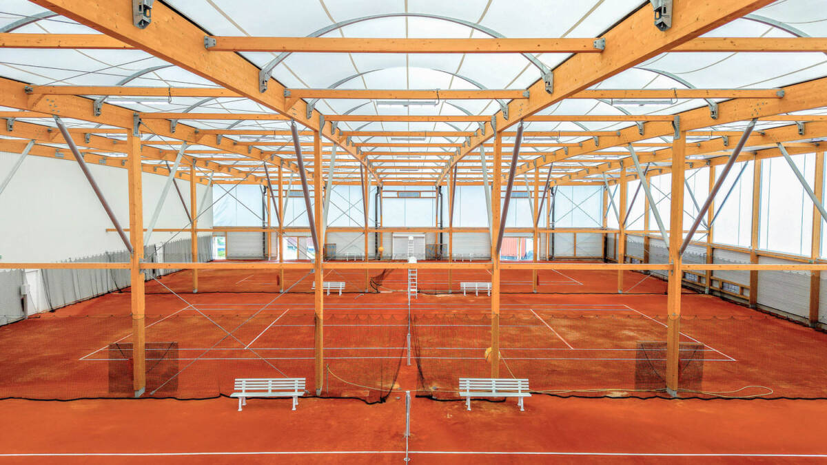 Construction d'un bâtiment de 2 170.16 m² en toile tendue composé de 3 courts de tennis et 4 courts de padel à St Raphaël.