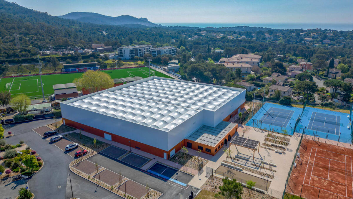 Construction d'un bâtiment de 2 170.16 m² en toile tendue composé de 3 courts de tennis et 4 courts de padel à St Raphaël.