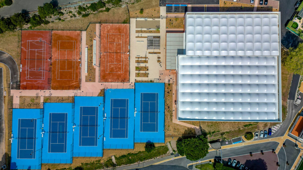 Construction d'un bâtiment de 2 170.16 m² en toile tendue composé de 3 courts de tennis et 4 courts de padel à St Raphaël.