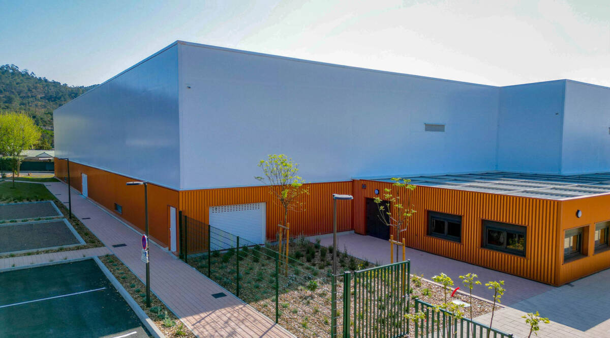 Construction d'un bâtiment de 2 170.16 m² en toile tendue composé de 3 courts de tennis et 4 courts de padel à St Raphaël.