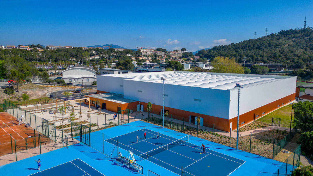 Construction d'un bâtiment de 2 170.16 m² en toile tendue composé de 3 courts de tennis et 4 courts de padel à St Raphaël.