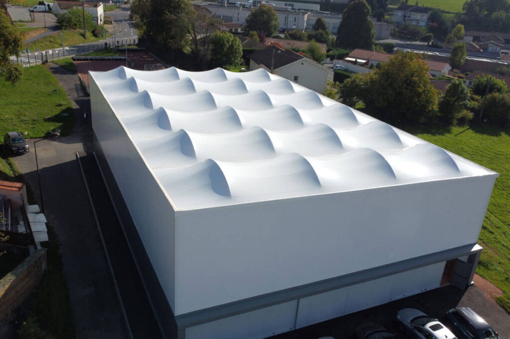 Boulodrome couvert à Panissières : charpente bois, couverture textile et bardage acier pour un équipement sportif durable et lumineux.