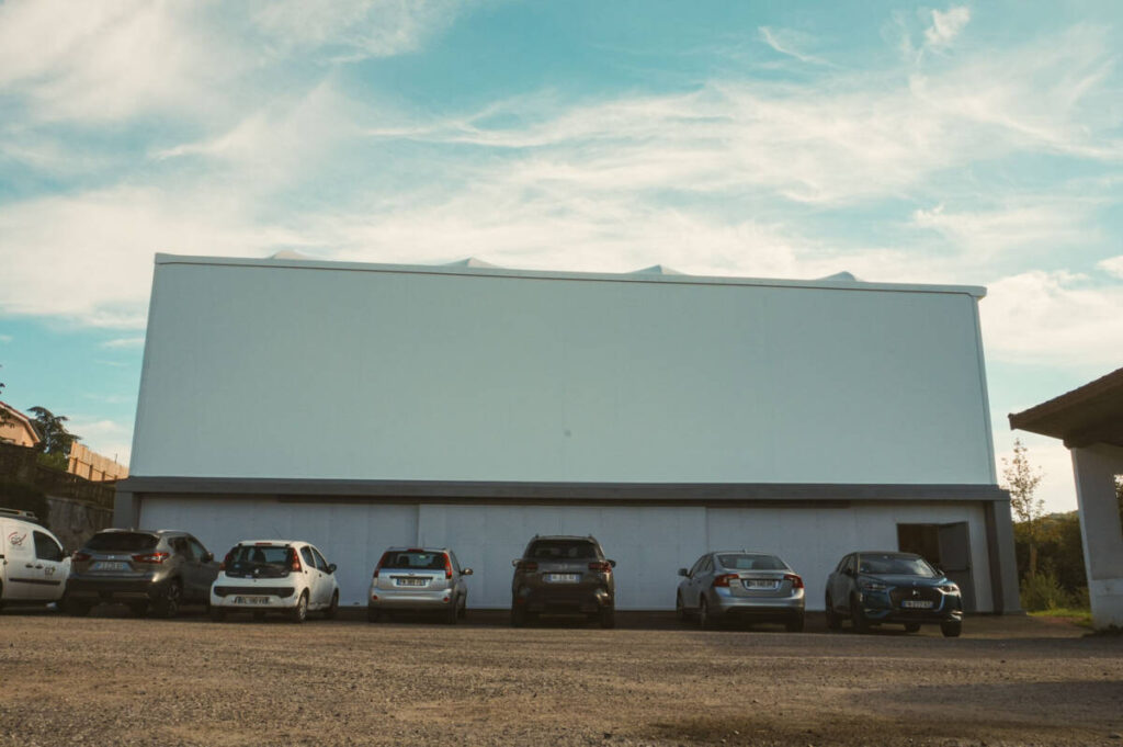 Boulodrome couvert à Panissières : charpente bois, couverture textile et bardage acier pour un équipement sportif durable et lumineux.