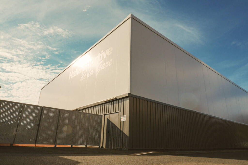 Boulodrome couvert à Panissières : charpente bois, couverture textile et bardage acier pour un équipement sportif durable et lumineux.