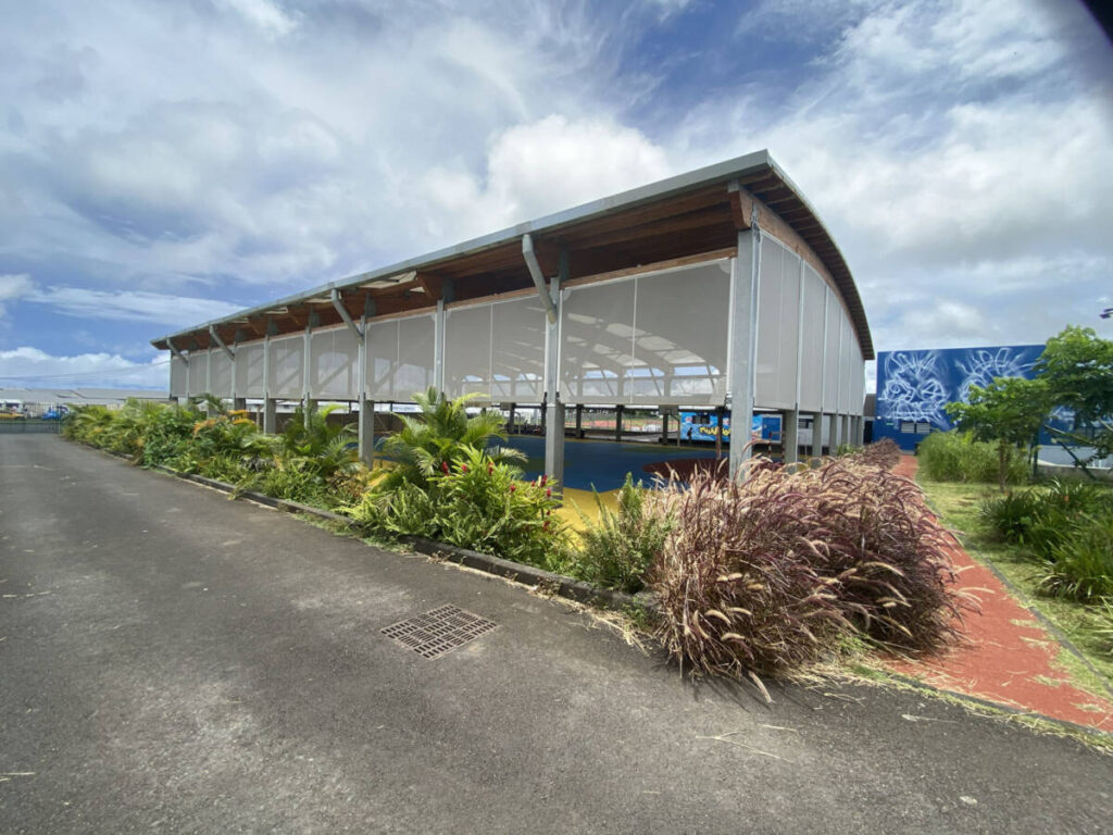 Construction d'un terrain multisport à Saint-André (974) : structure mixte bois-acier, 1 521 m², pour une pratique sportive toute l’année.