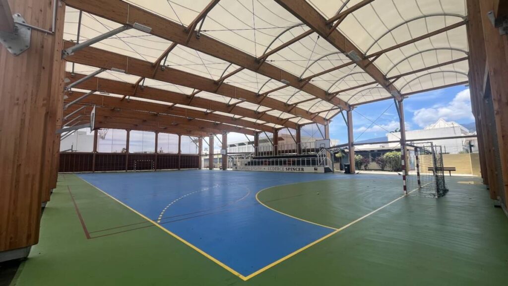 Halle sportive à Joinville (974) : structure bois lamellé-collé et membrane textile, conçue pour résister au climat tropical de La Réunion.