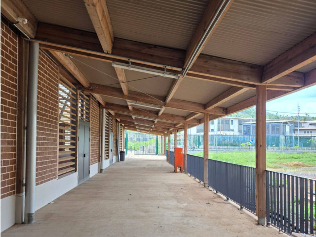 Complexe sportif à Mayotte : gymnase et salles spécialisées pour la jeunesse mahoraise permettant la pratique toute l’année.