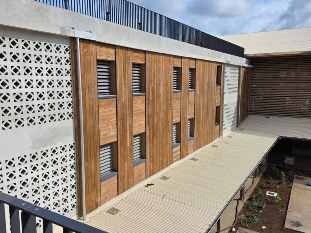 Complexe sportif à Mayotte : gymnase et salles spécialisées pour la jeunesse mahoraise permettant la pratique toute l’année.