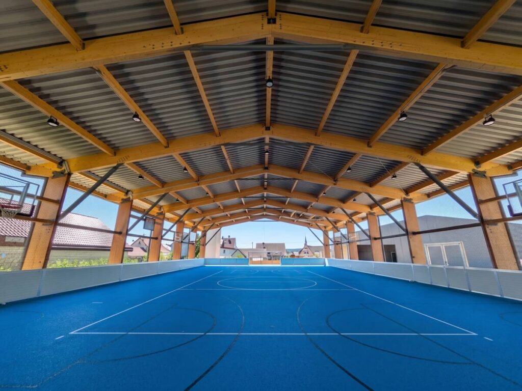 Terrain multisport de 20 x 40 m couvert avec bandes et filets pare-ballons