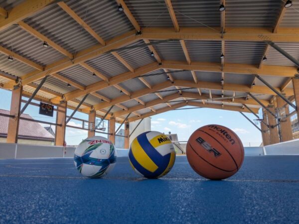 Installation de balançoires à anneaux suspendue à la charpente du préau sportif