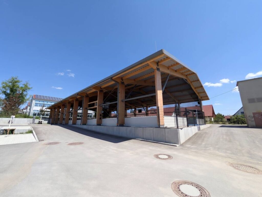 Préau sportif construit par SMC2 dans la cour de la Ludwig-Uhland-Schule à Gärtringen